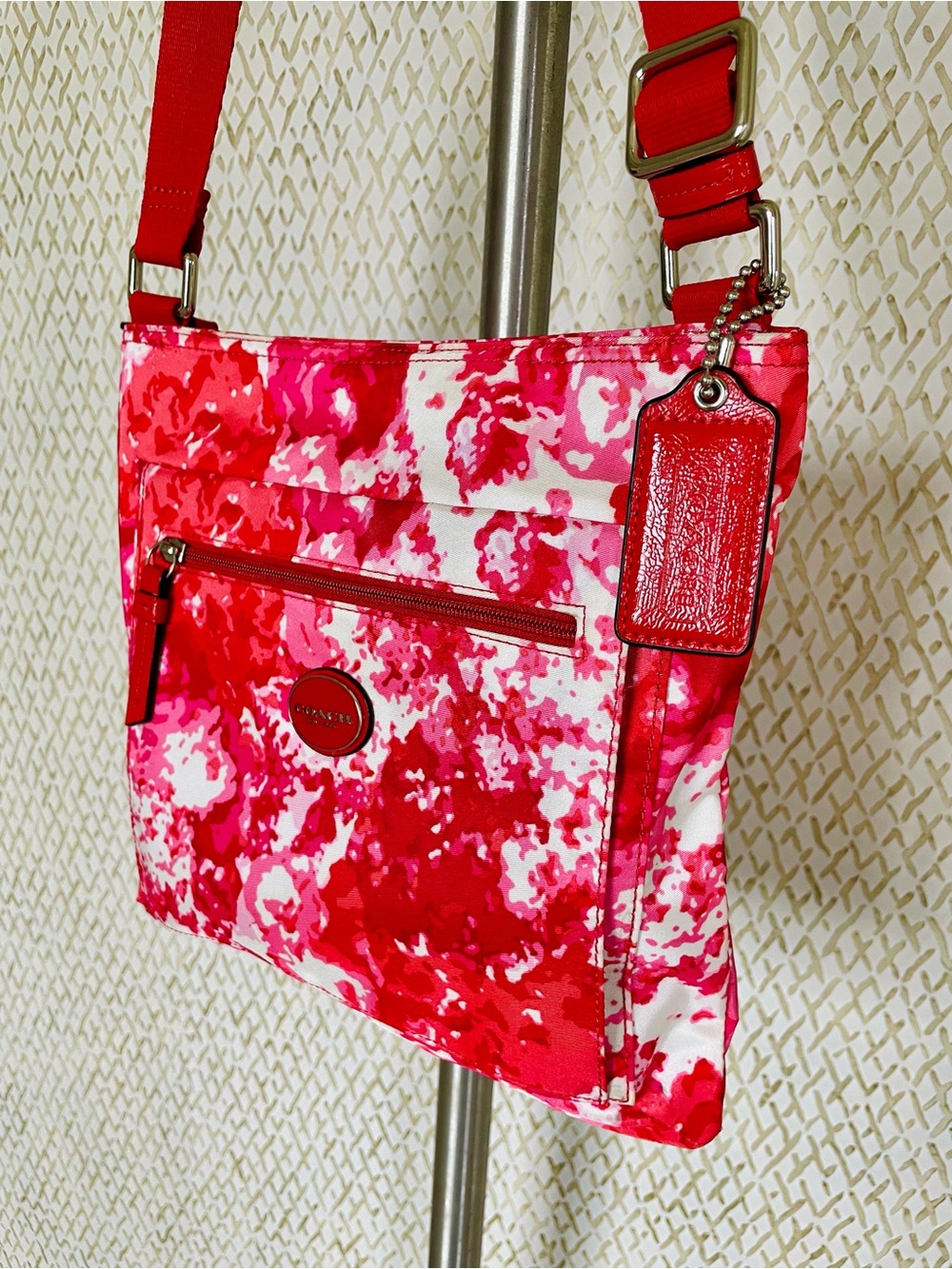 Peyton New York Getaway abstract Red, Pink & White Floral Crossbody Bag -